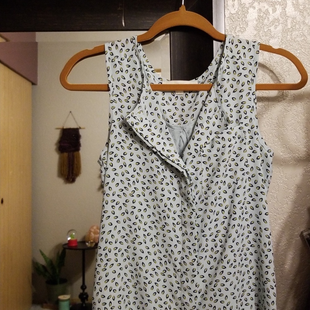 Botton down sleeveless blouse